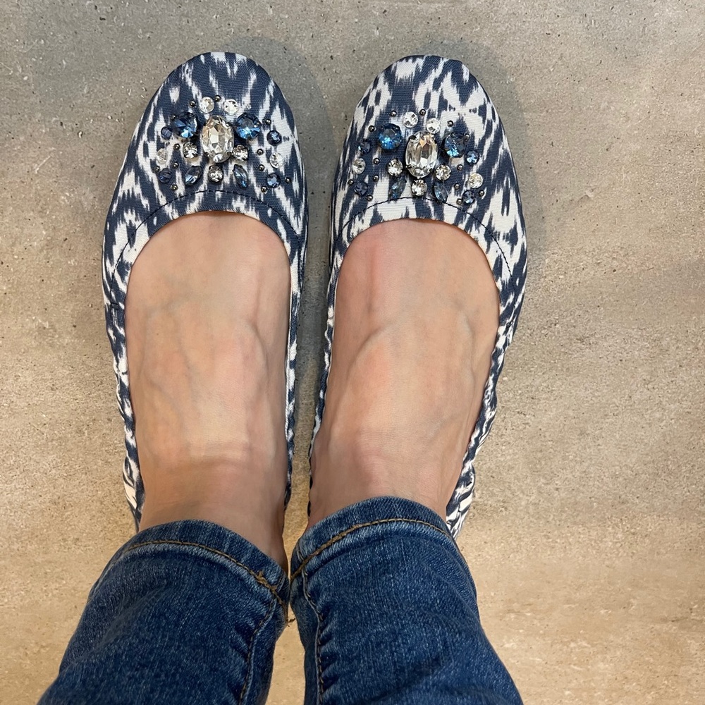 Ladies Vera Wang flats 8.5- cloth&  jeweled toe